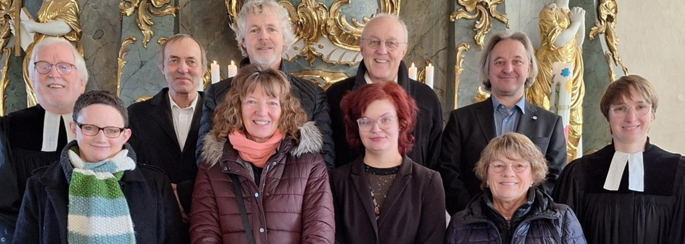 Kirchenvorstand vor dem Altar