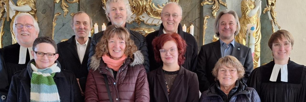 Kirchenvorstand vor dem Altar