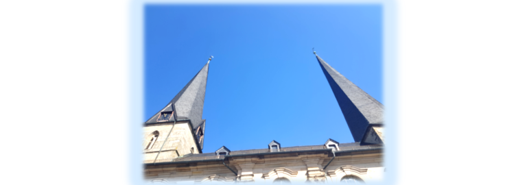 Die Nemmersdorfer Kirche mit ihren zwei Kirchtürmen Richtung Himmel fotografiert