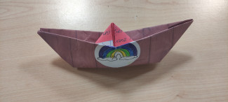 ein Schiff, das aus einem Blatt Papier gebastelt wurde