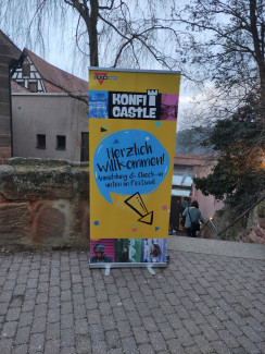 Schild vor der Burg, das die Konfis Willkommen heißt 