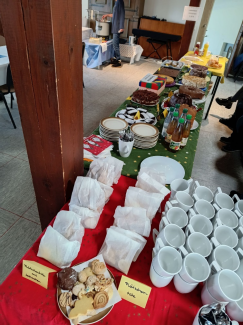 Tisch mit Plätzchen und Kuchen