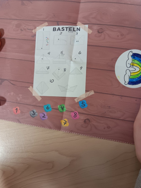 Das Papier mit der Anleitung zum Schiff falten