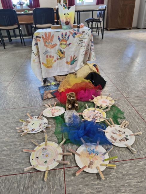 Bild vom Altar des KiGos mit buch, Sonnen und Magnus