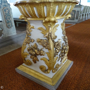 mit Gold verzierter Taufstein