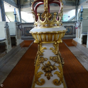 mit Gold verzierter Taufstein